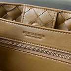 BOTTEGA VENETA SMALL ANDIAMO 25CM BROWN LAMBSKIN