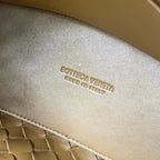 BOTTEGA VENETA SMALL ANDIAMO 25CM BROWN LAMBSKIN