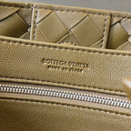 BOTTEGA VENETA SMALL ANDIAMO 25CM DARK OLIVE LAMBSKIN