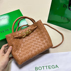 BOTTEGA VENETA SMALL ANDIAMO 25CM GOLD LAMBSKIN