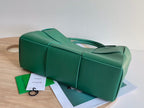 BOTTEGA VENETA ARCO TOTE 36 IN KAITOKE GREEN CALFSKIN