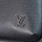 LOUIS VUITTON AVENUE SLINGBAG 31 IN BLACK TAIGA LEATHER