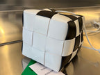 BOTTEGA VENETA SMALL CASSETTE BUCKET 18 IN WHITE MIX BLACK CALFSKIN