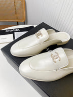 CHANEL FLAT MULE IN WHITE LAMBSKIN 983819