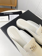 CHANEL FLAT MULE IN WHITE LAMBSKIN 983819