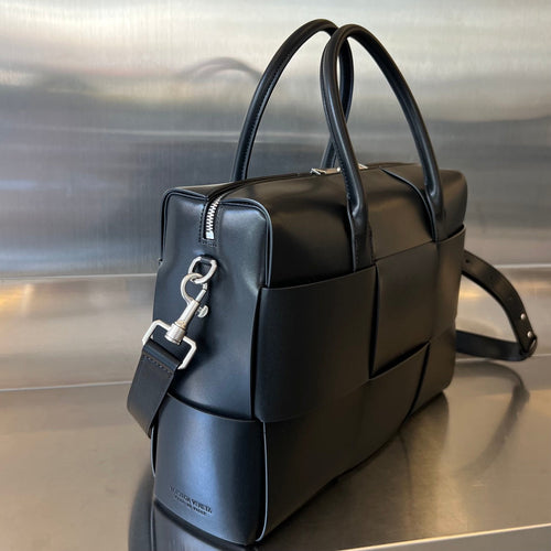 BOTTEGA VENETA ARCO 36 BAG IN BLACK LAMBSKIN