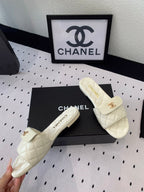 CHANEL SLIPPERS IN WHITE CALFSKIN