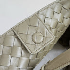 BOTTEGA VENETA 25S MEDIUM ANDIAMO 32 IN OLIVE GREEN CALFSKIN GOLD HARDWARE