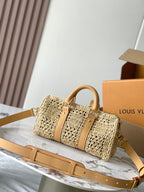 LOUIS VUITTON KEEPALL BANDOULIÈRE 25 IN BEIGE CROCHETED RAFFIA AND CALFSKIN TRIM
