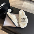 CHANEL SLIPPERS IN WHITE FUR