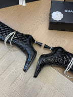 CHANEL KNEE HIGH BOOTS 8 CM IN BLACK CALFSKIN WITH PEARL CHAIN
