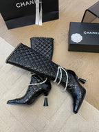 CHANEL KNEE HIGH BOOTS 8 CM IN BLACK CALFSKIN WITH PEARL CHAIN