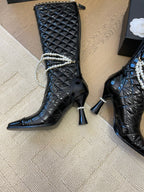 CHANEL KNEE HIGH BOOTS 8 CM IN BLACK CALFSKIN WITH PEARL CHAIN