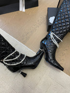 CHANEL KNEE HIGH BOOTS 8 CM IN BLACK CALFSKIN WITH PEARL CHAIN