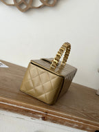 CHANEL VINTAGE COSMETIC BAG 22 IN CAPE PALLISER SHINY CALFSKIN GOLD HARDWARE
