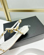 CHANEL SANDALS PEARL CHAIN IN WHITE COWHIDE