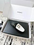 CHANEL FLAT MULE IN WHITE AND BLACK CALFSKIN HARDWARE WITH ROCK MIX CHAIN