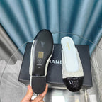CHANEL MULE IN WHITE SATIN MIX BLACK LAMBSKIN