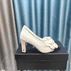 CHANEL HIGH HEELS 80 MM IN WHITE SUEDE AND BLACK CALFSKIN WITH FLOWER