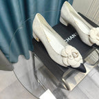 CHANEL MEDIUM HEELS IN WHITE SUEDE AND BLACK CALFSKIN WITH FLOWER