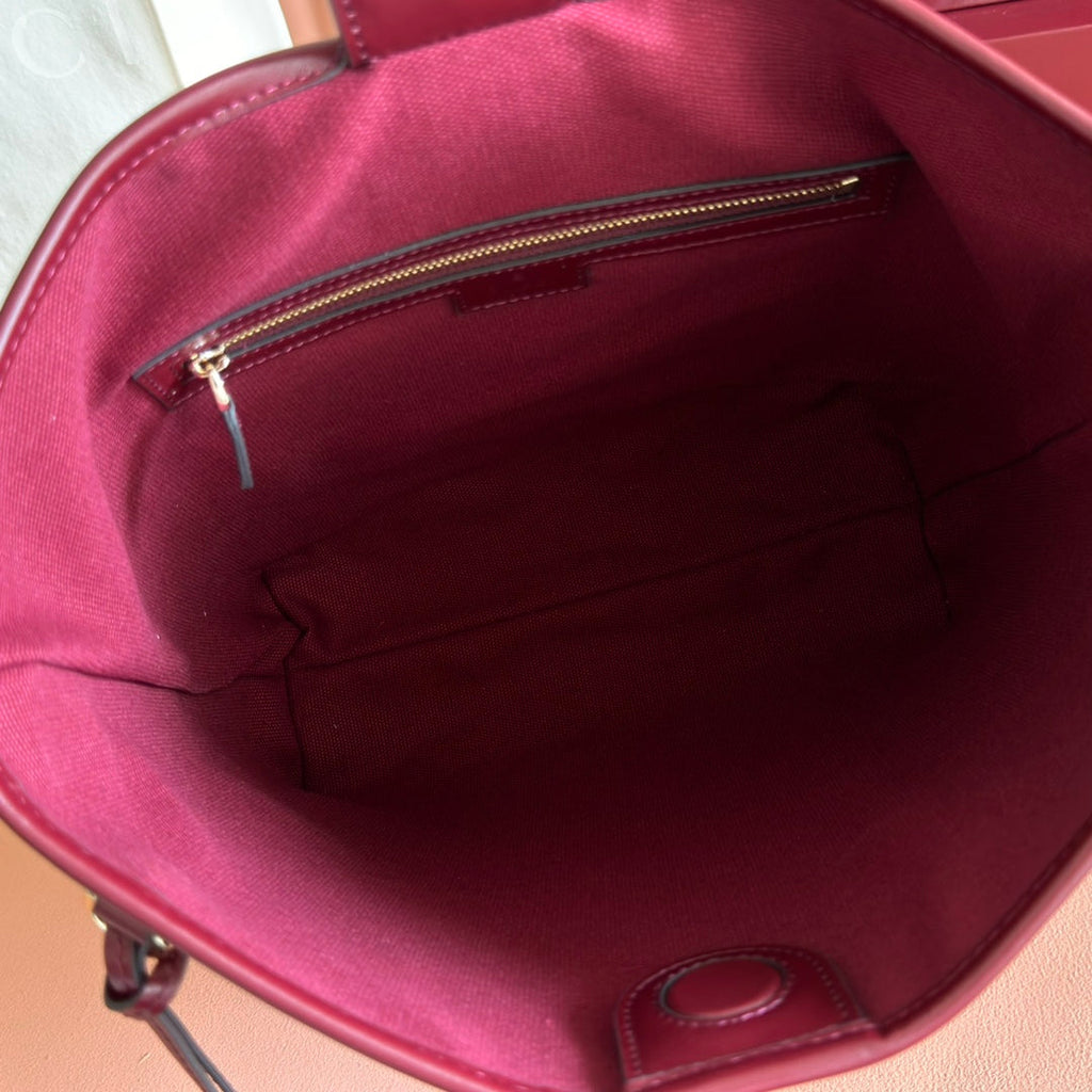 GUCCI 25S EMBLEM MEDIUM SHOULDER BAG 26 IN ROSSO ANCORA RED CALFSKIN