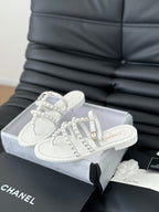 CHANEL MULE SLIPPERS WITH PEARL CHAIN IN WHITE LAMBSKIN