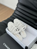 CHANEL MULE SLIPPERS WITH PEARL CHAIN IN WHITE LAMBSKIN