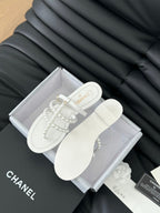 CHANEL MULE SLIPPERS WITH PEARL CHAIN IN WHITE LAMBSKIN