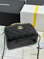 CHANEL VANITY CASE 18 IN BLACK SHINY LAMBSKIN WITH PEARL HANDLE