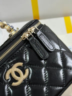CHANEL VANITY CASE 18 IN BLACK SHINY LAMBSKIN WITH PEARL HANDLE