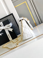 CHANEL MEDIUM 22 FLAP BAG IN WHITE LAMBSKIN GOLD HARDWARE