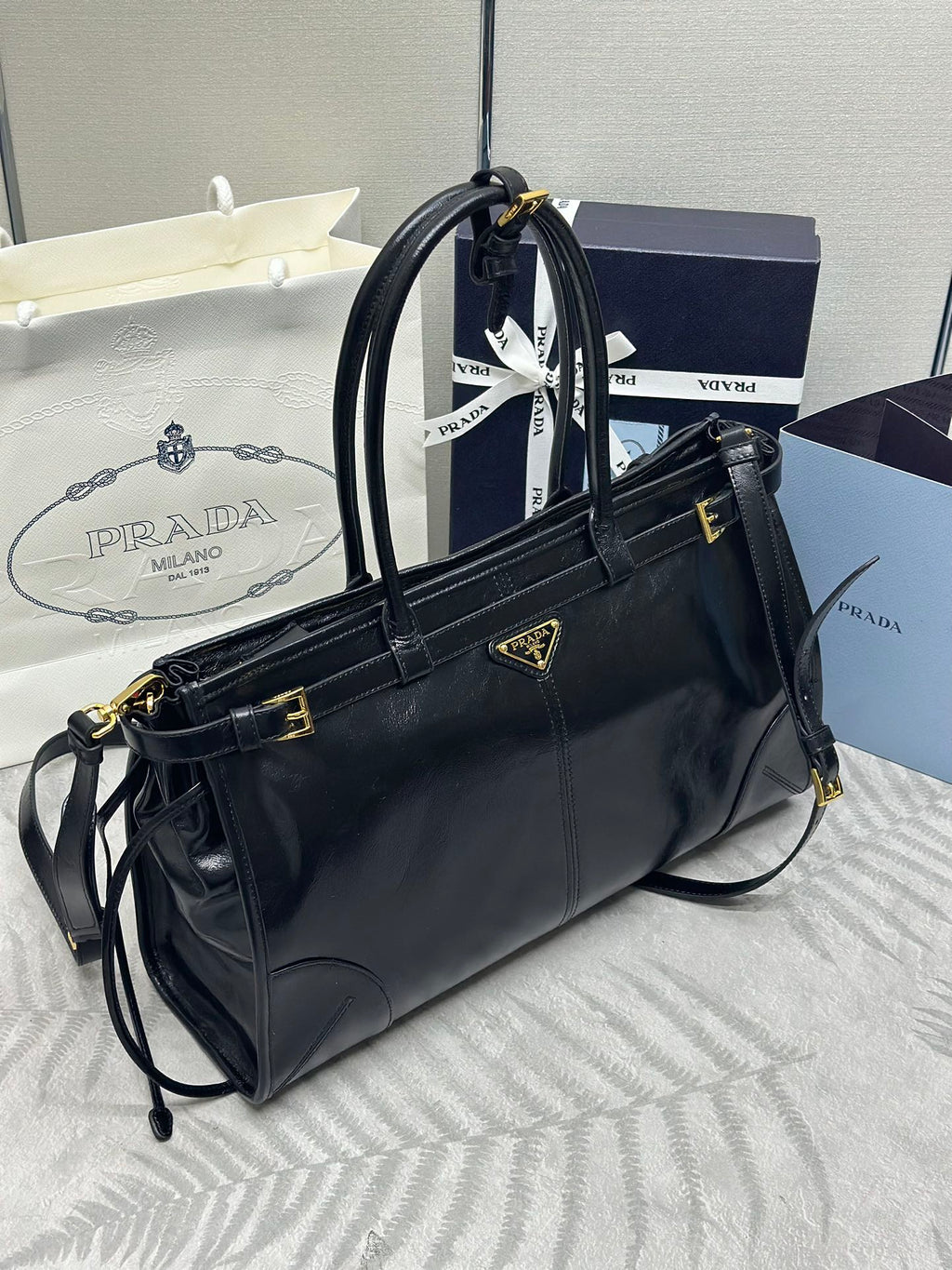 PRADA 25S BONNIE LARGE HANDBAG 38 IN BLACK GLOSSY CALFSKIN GOLD HARDWARE
