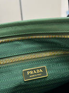 PRADA 25S BONNIE LARGE HANDBAG 38 IN GREEN GLOSSY CALFSKIN GOLD HARDWRE