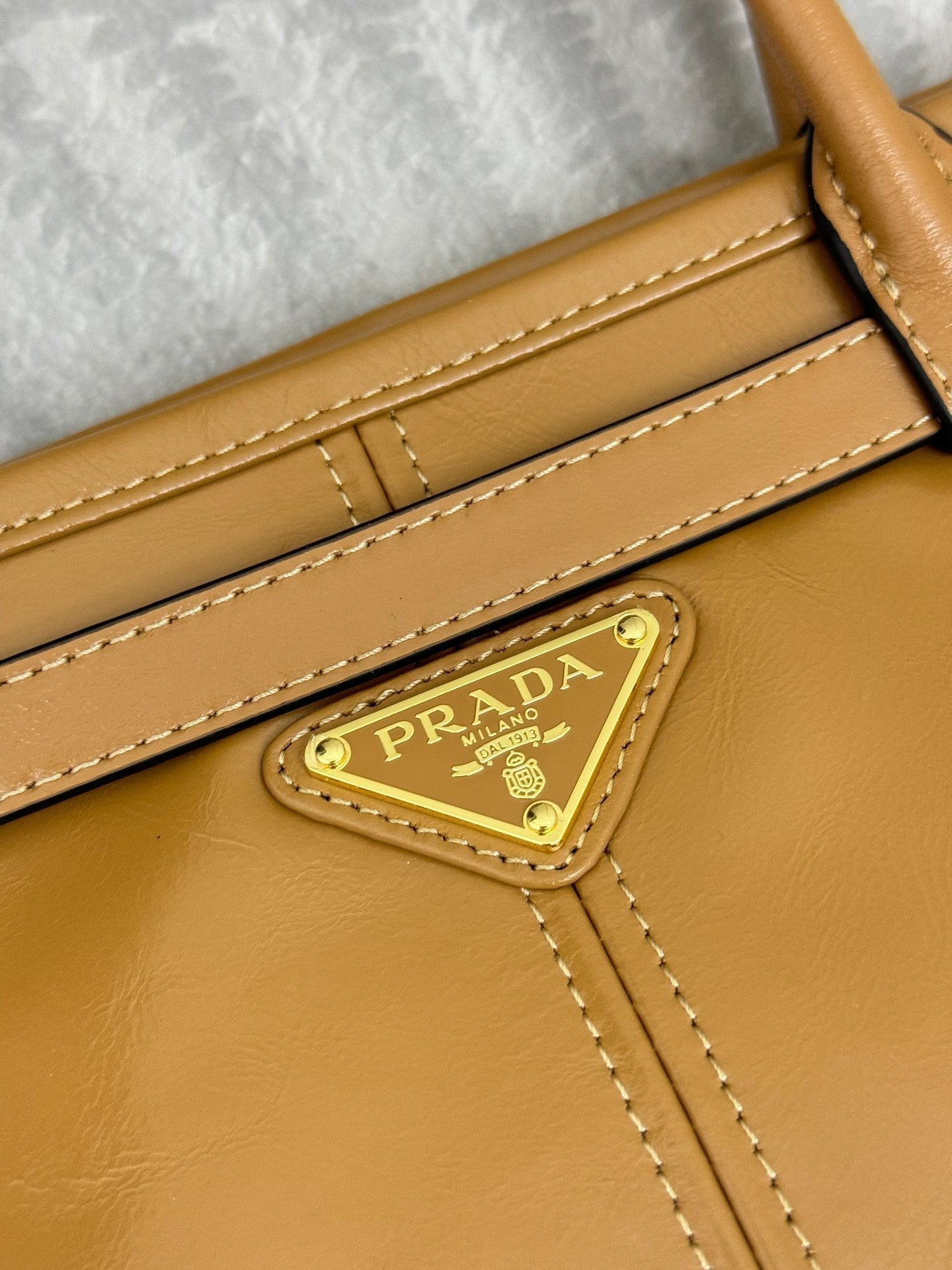 PRADA 25S LUX SOFT BAG 42 IN CARAMEL GLOSSY CALFSKIN GOLD HARDWRE